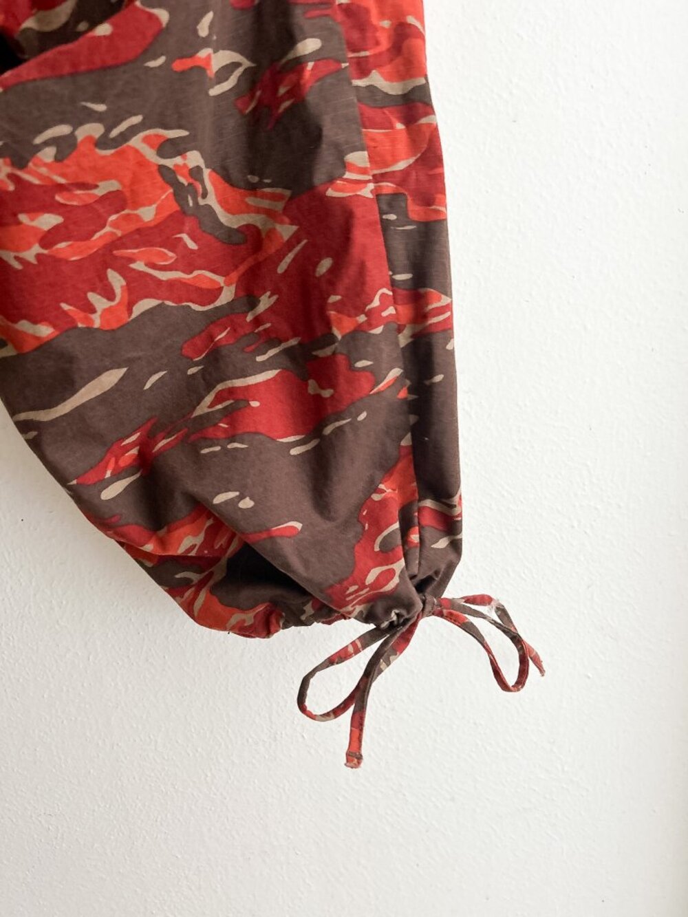 Good American Uniform Red/Orange Desert Camo Parachute Pants SZ 15 - Picture 4 of 8